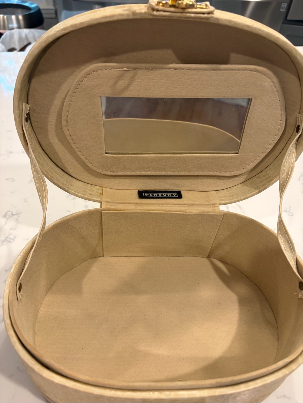 Vintage Bentony Train/makeup Case with Gold Hardware NWT. New old stock - Picture 8 of 9